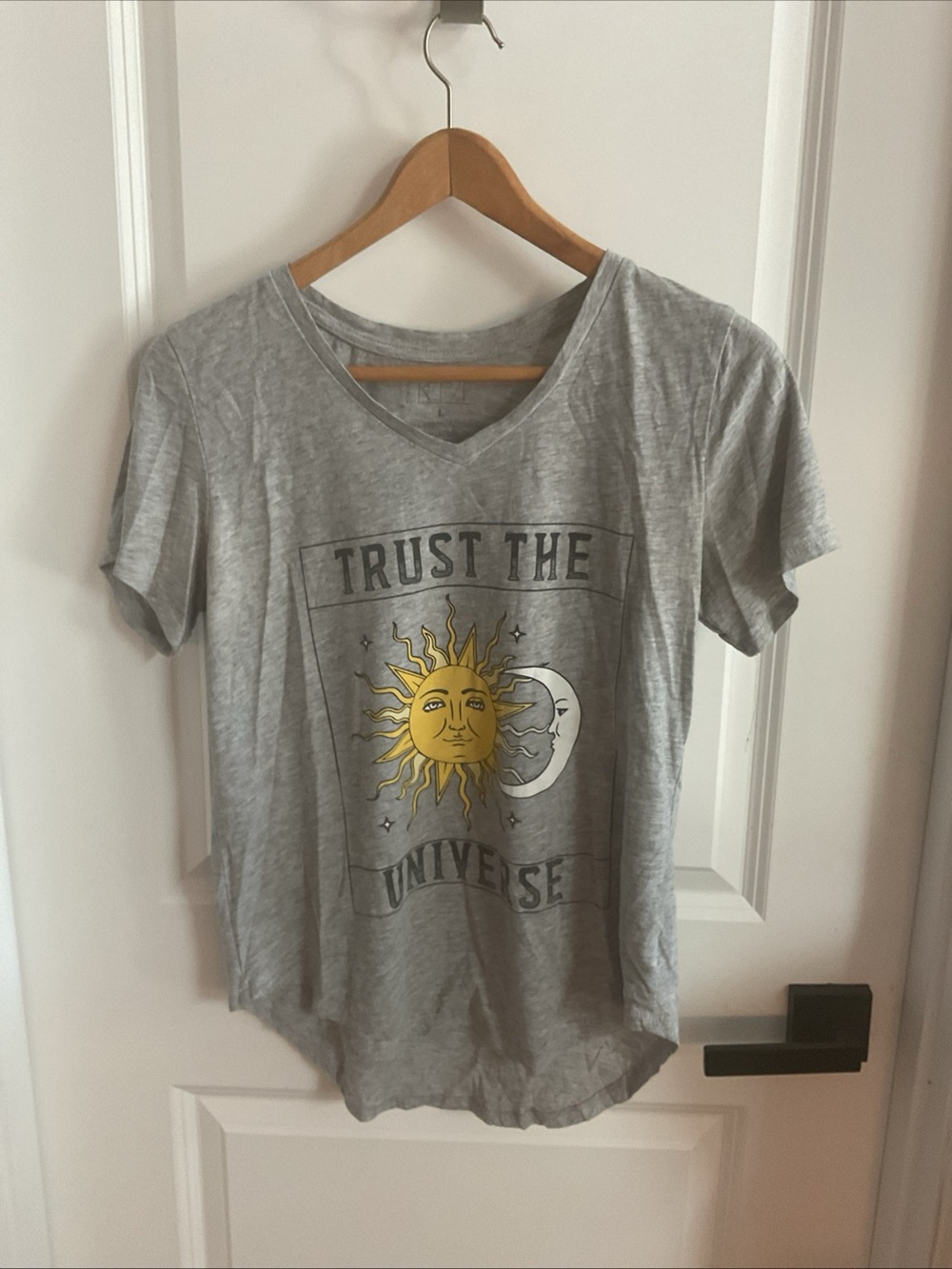 Freeze - Trust The Universe - Grey V-Neck Graphic Tee - Junior’s Size Large